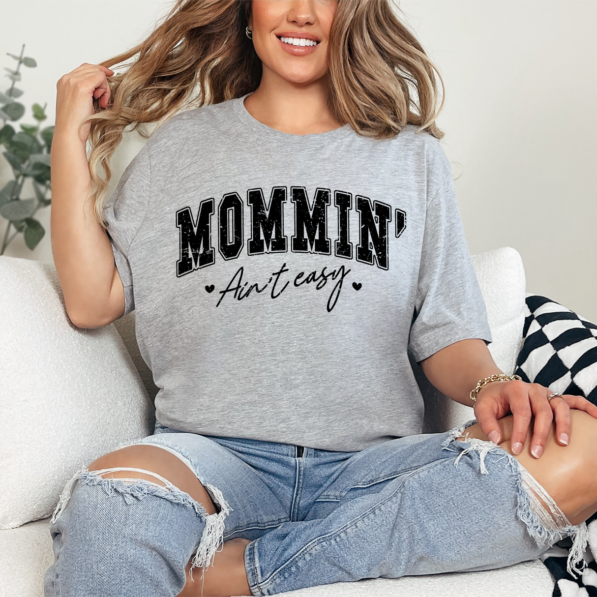 Mommin' Aint Easy | Graphic Tee